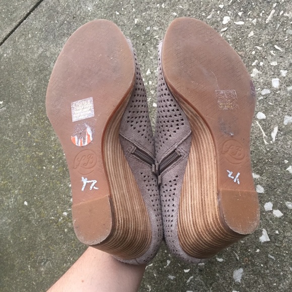 Lucky Brand | Open toe Stacked heel Suede Wedges! - Picture 9 of 9